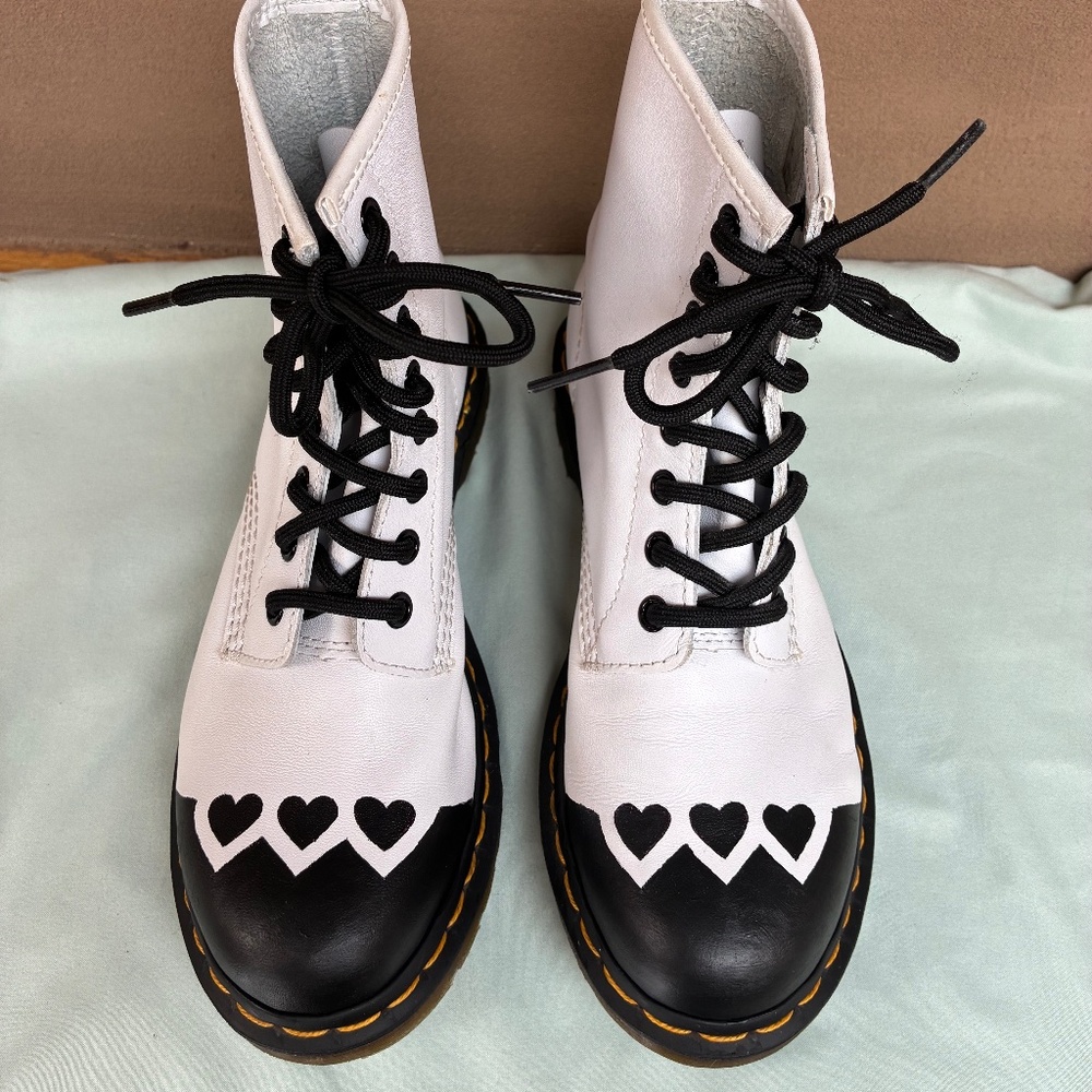 🖤 LOVE BUZZ 🖤 Rare Custom Doc Martens - Picture 2 of 4